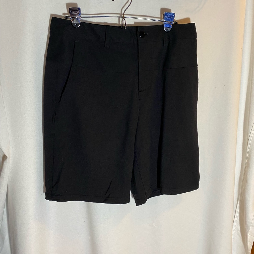 Lululemon Men’s Black shorts, Size 32